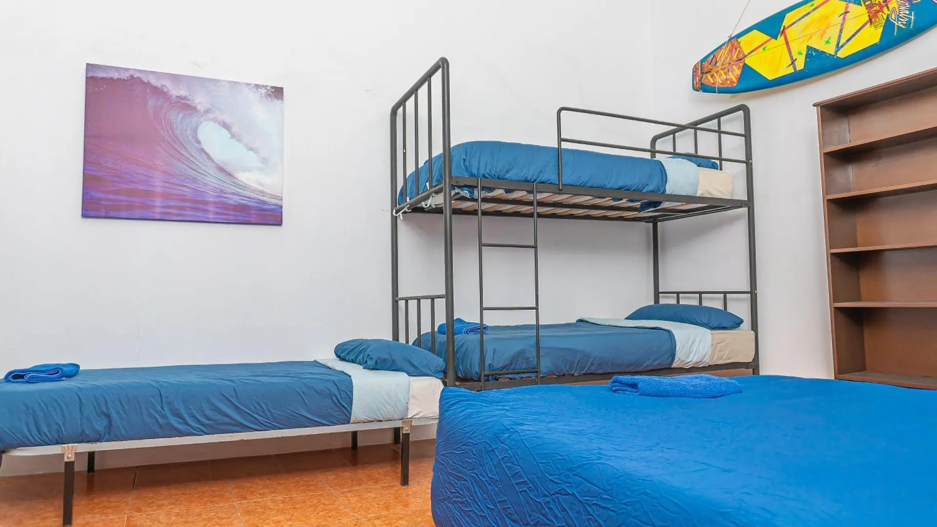 Atlantis Surf Hostel Moya  Maison d'hôtes